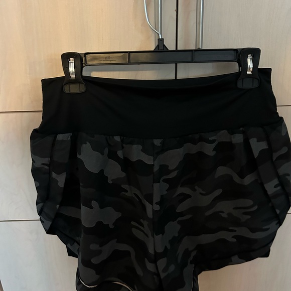 Women’s camo shorts - Picture 2 of 2